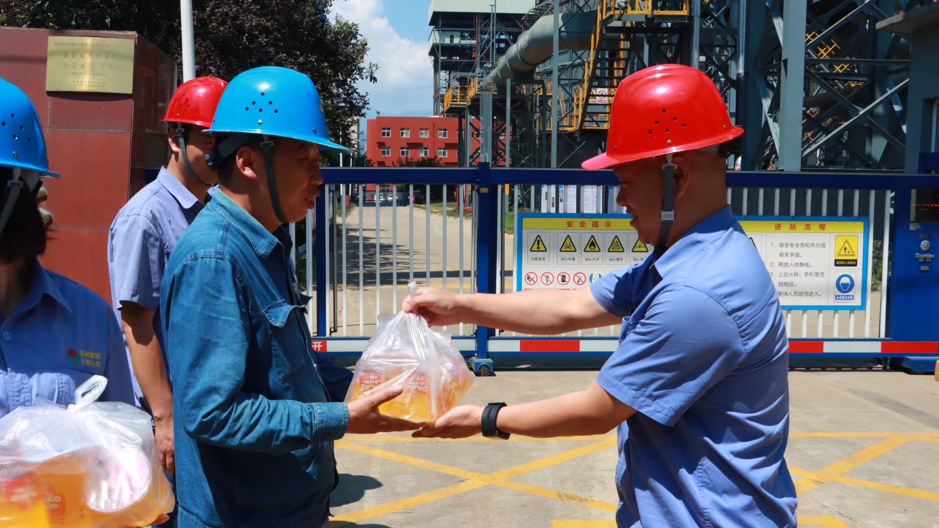 清涼送一線 關(guān)懷暖人心 清涼送一線 關(guān)懷暖人心