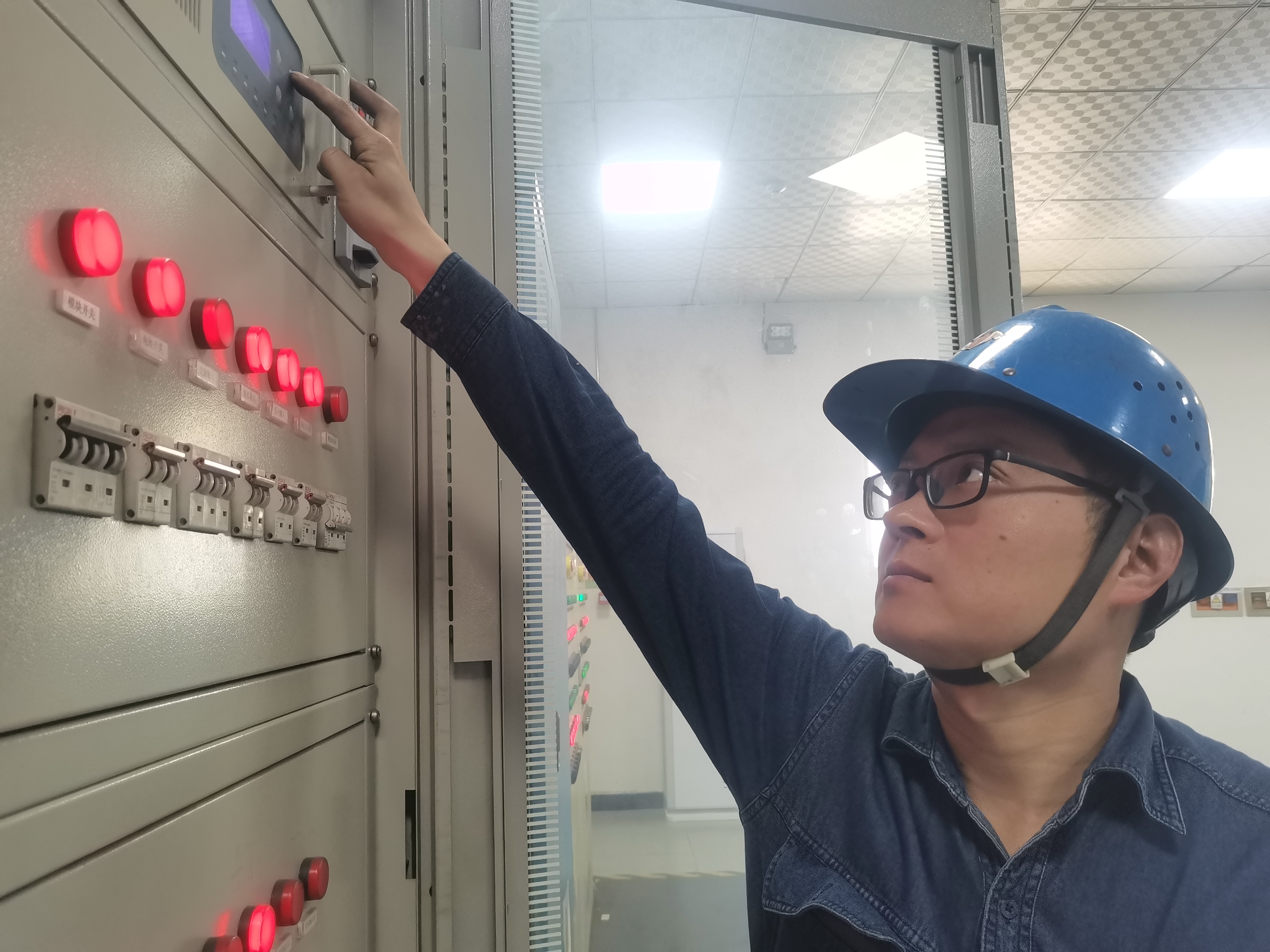 鋼鐵一線,激燃青春之火 鋼鐵一線,激燃青春之火