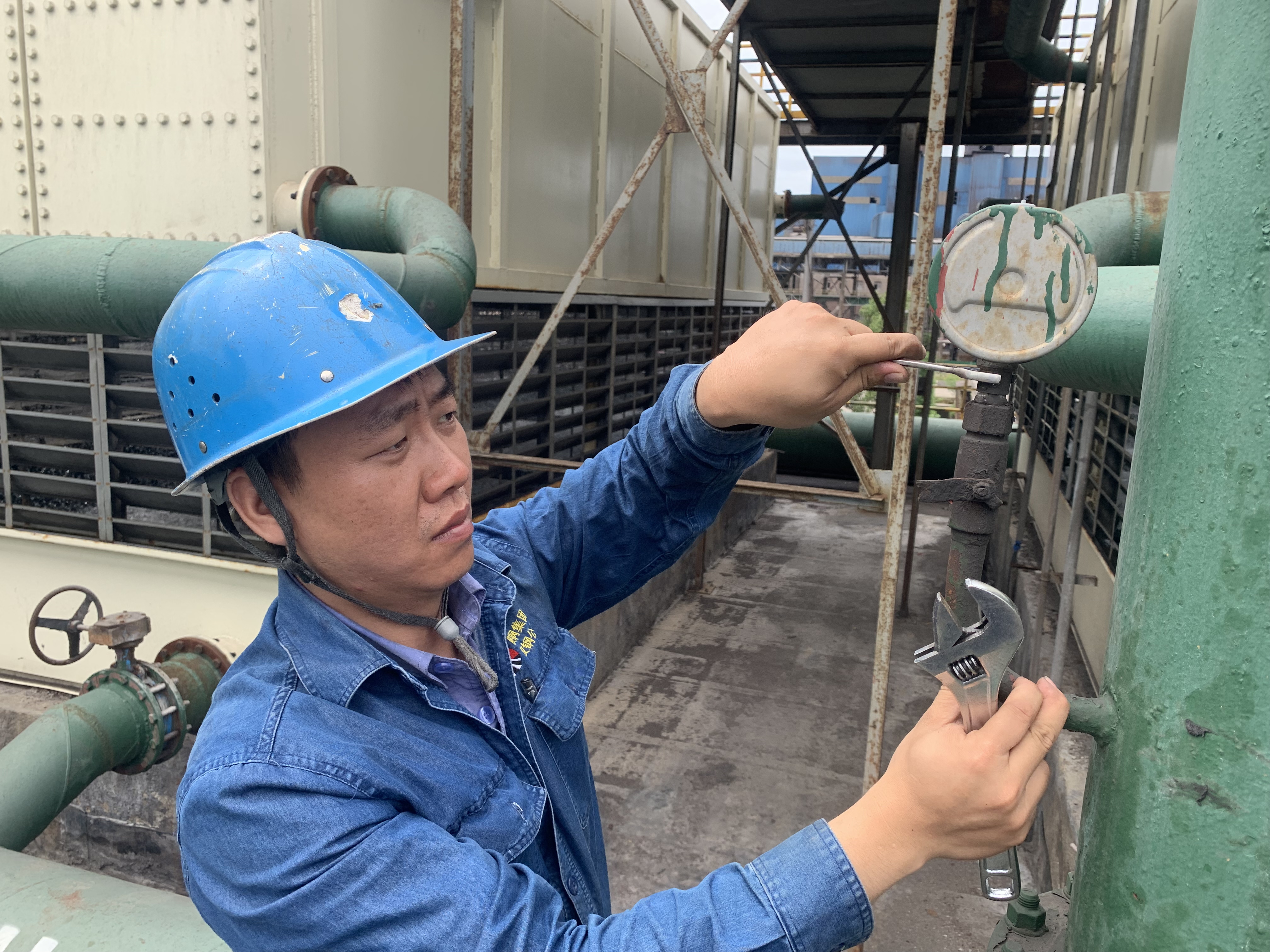 鋼鐵一線,激燃青春之火 鋼鐵一線,激燃青春之火