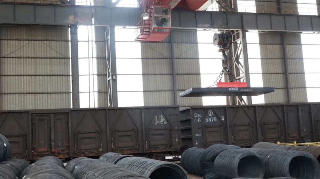 轉型升級邁出重要一步!漢鋼公司首批中厚板板坯正式裝車銷售 轉型升級邁出重要一步!漢鋼公司首批中厚板板坯正式裝車銷售