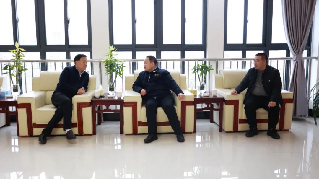 漢中市工信局黨組書記、局長李建強到公司開展走訪慰問活動 漢中市工信局黨組書記、局長李建強到公司開展走訪慰問活動