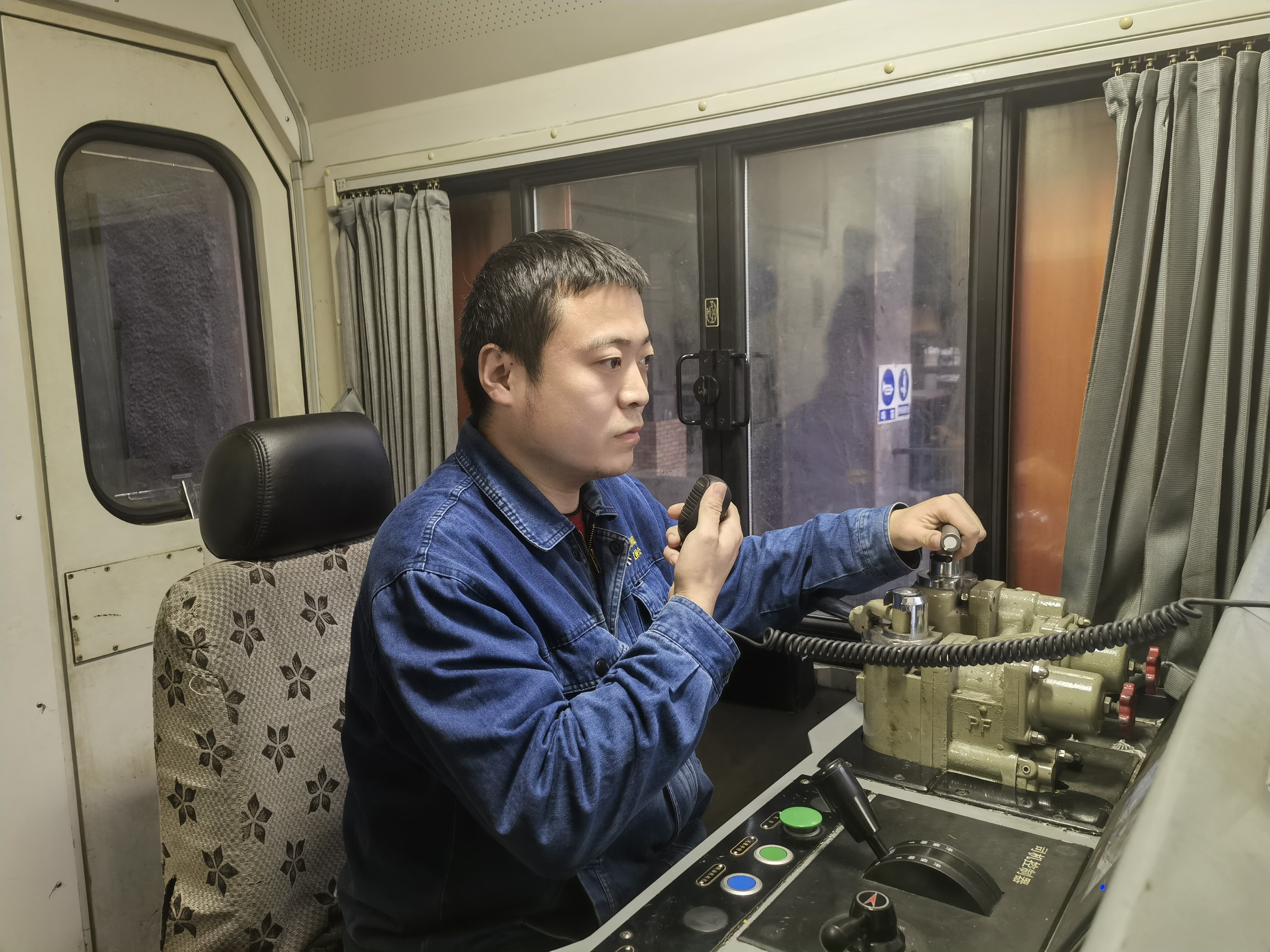 是他們,默默守護鋼城的“萬家燈火” 是他們,默默守護鋼城的“萬家燈火”