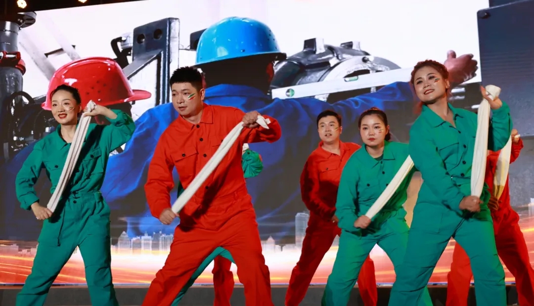 中國鐵路文工團(tuán)“走進(jìn)企業(yè)”專場慰問演出在縣體育場舉行 周永平代表駐地企業(yè)發(fā)言 中國鐵路文工團(tuán)“走進(jìn)企業(yè)”專場慰問演出在縣體育場舉行 周永平代表駐地企業(yè)發(fā)言