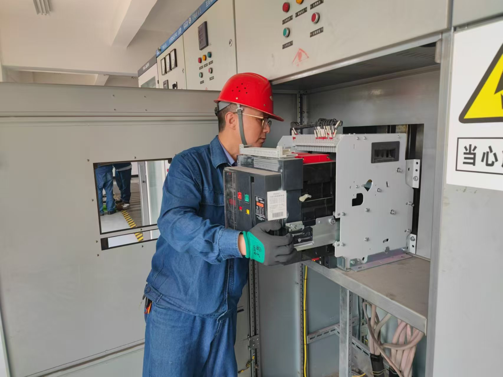 迎戰“秋老虎”熱辣滾燙檢修忙 迎戰“秋老虎”熱辣滾燙檢修忙