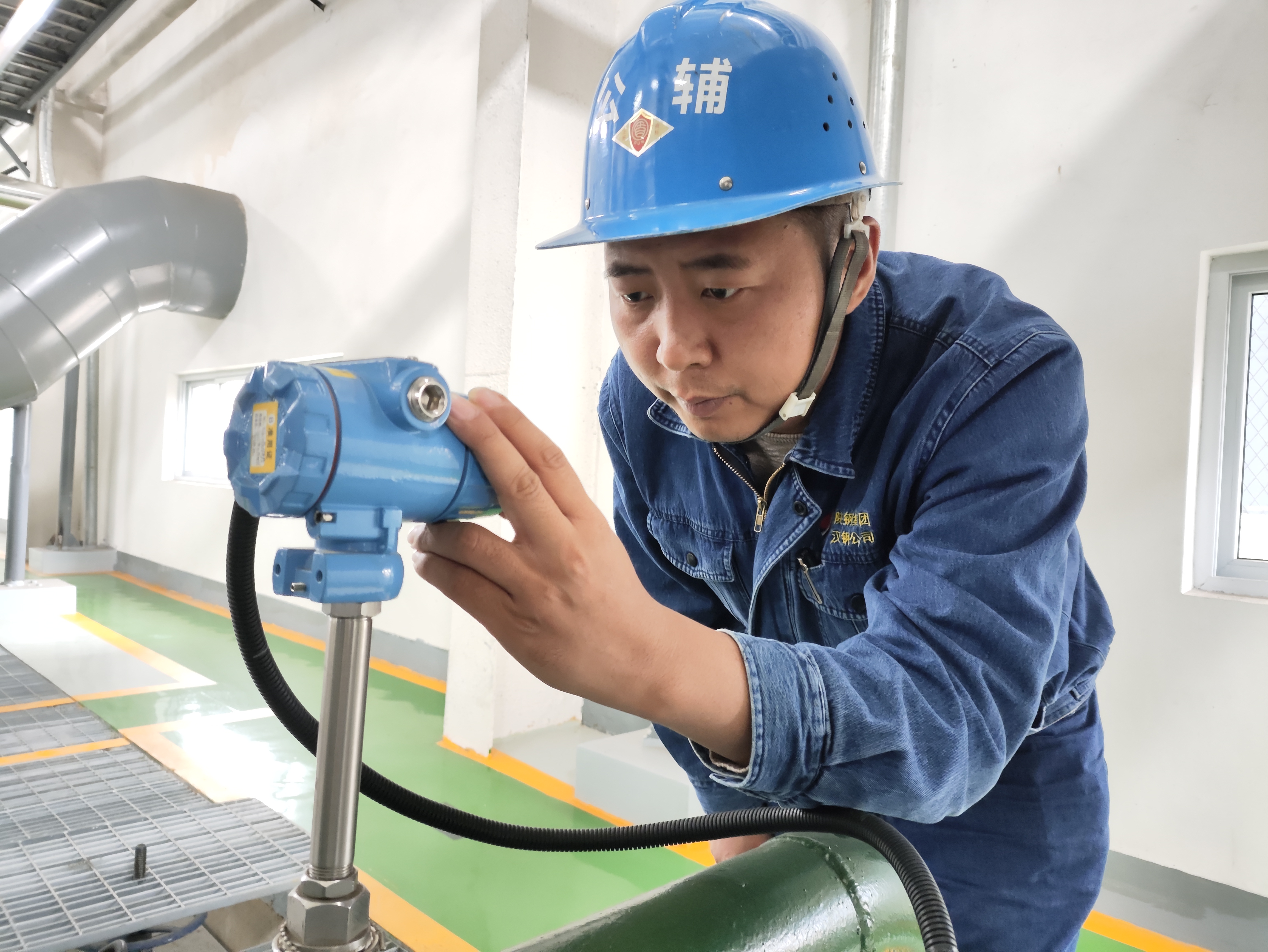 維修一線里的“匠心”堅守 ---記“全國鋼鐵行業技術能手”馮明義 維修一線里的“匠心”堅守 ---記“全國鋼鐵行業技術能手”馮明義