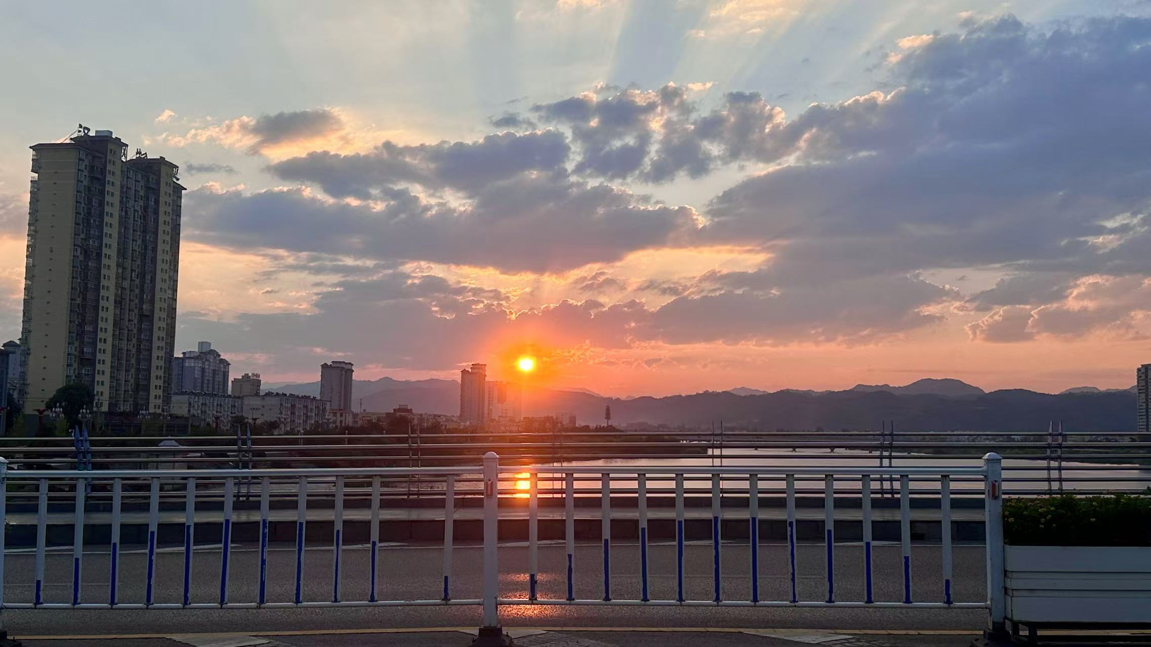 暮色下的小城 暮色下的小城