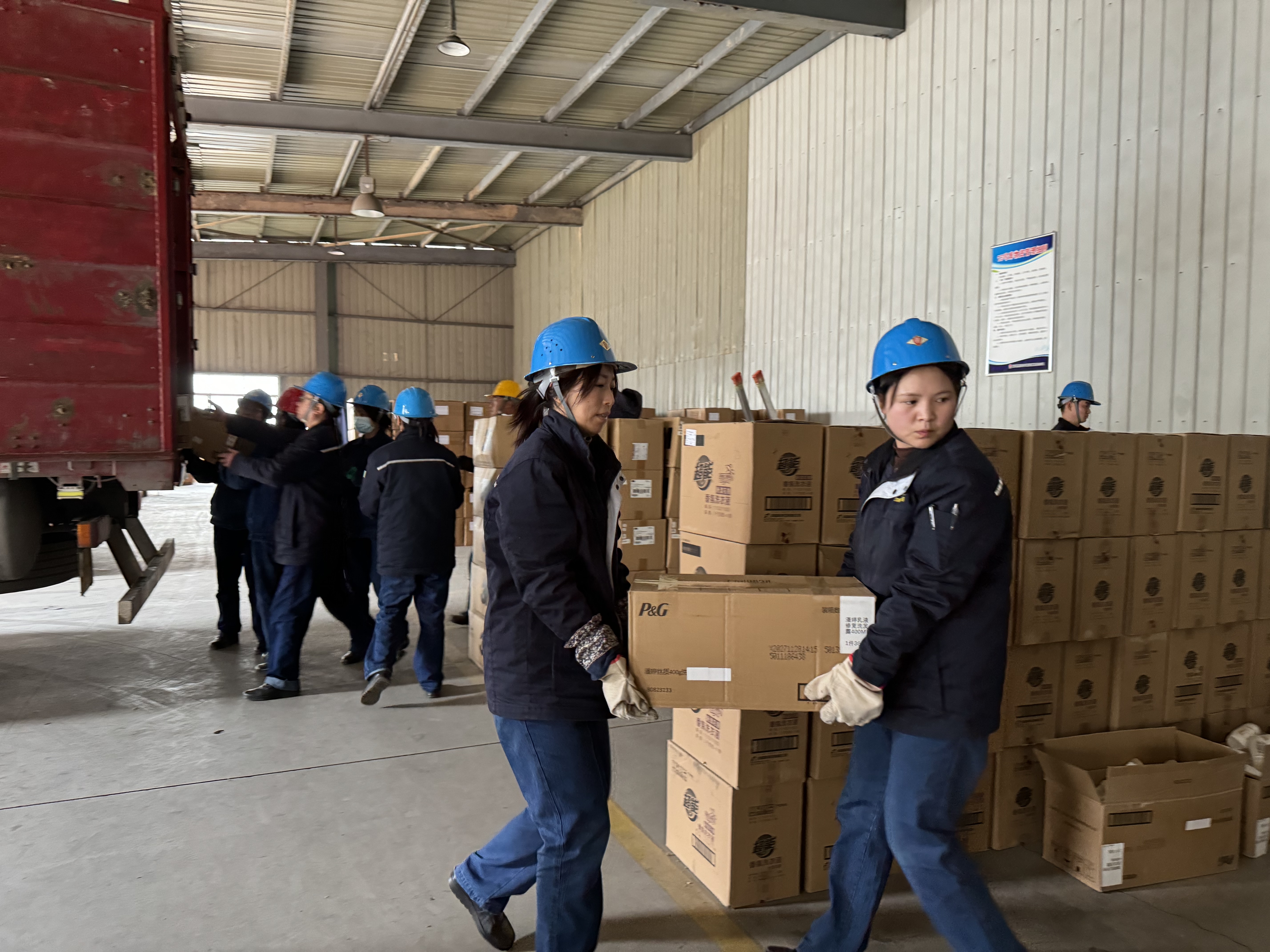 庫房里的“巾幗六角戰士” 庫房里的“巾幗六角戰士”