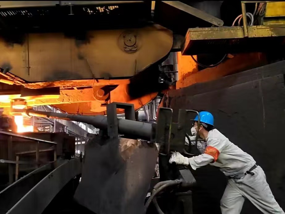 向新而生 看煉鋼人的奮進“速描” 向新而生 看煉鋼人的奮進“速描”