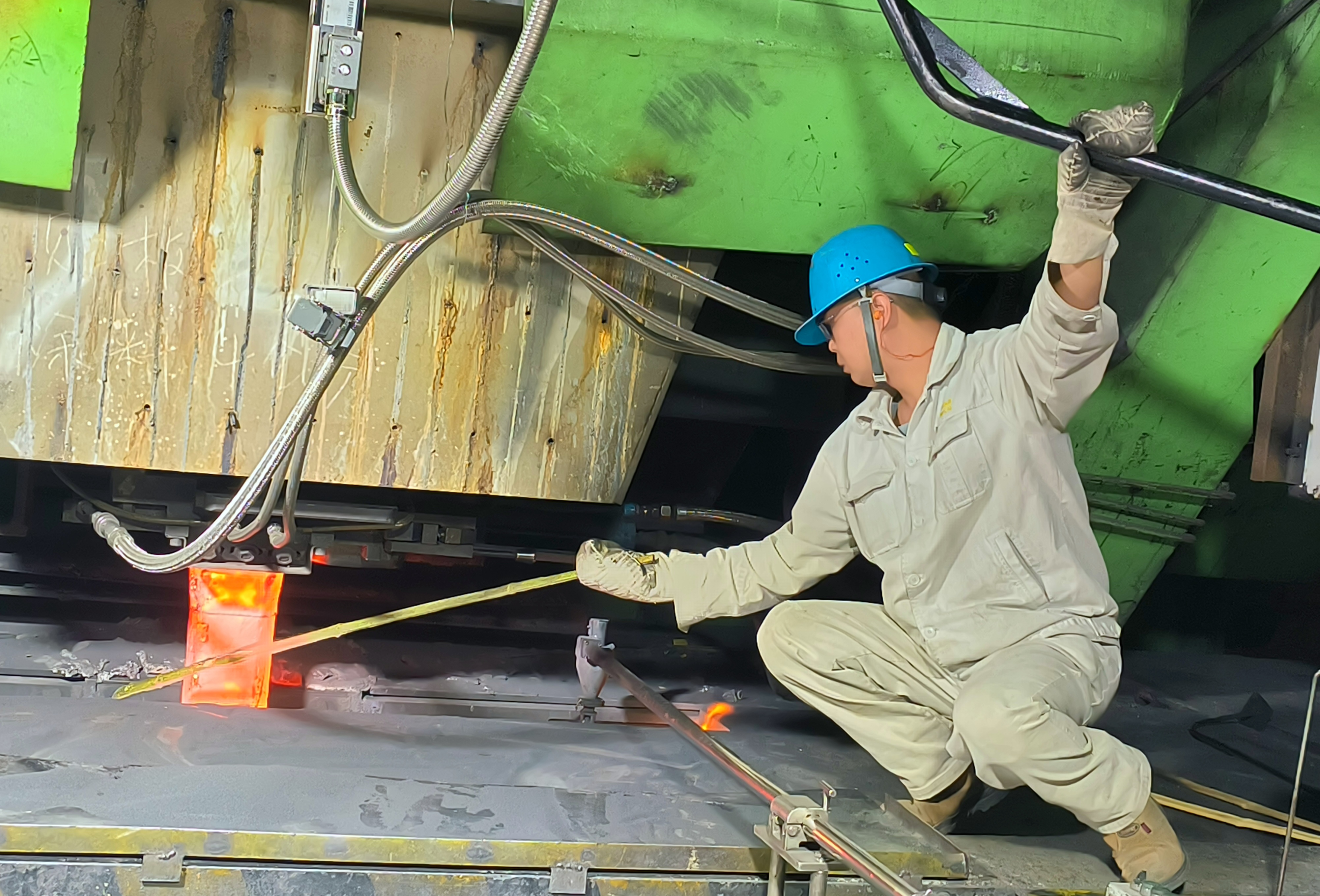 向新而生 看煉鋼人的奮進“速描” 向新而生 看煉鋼人的奮進“速描”