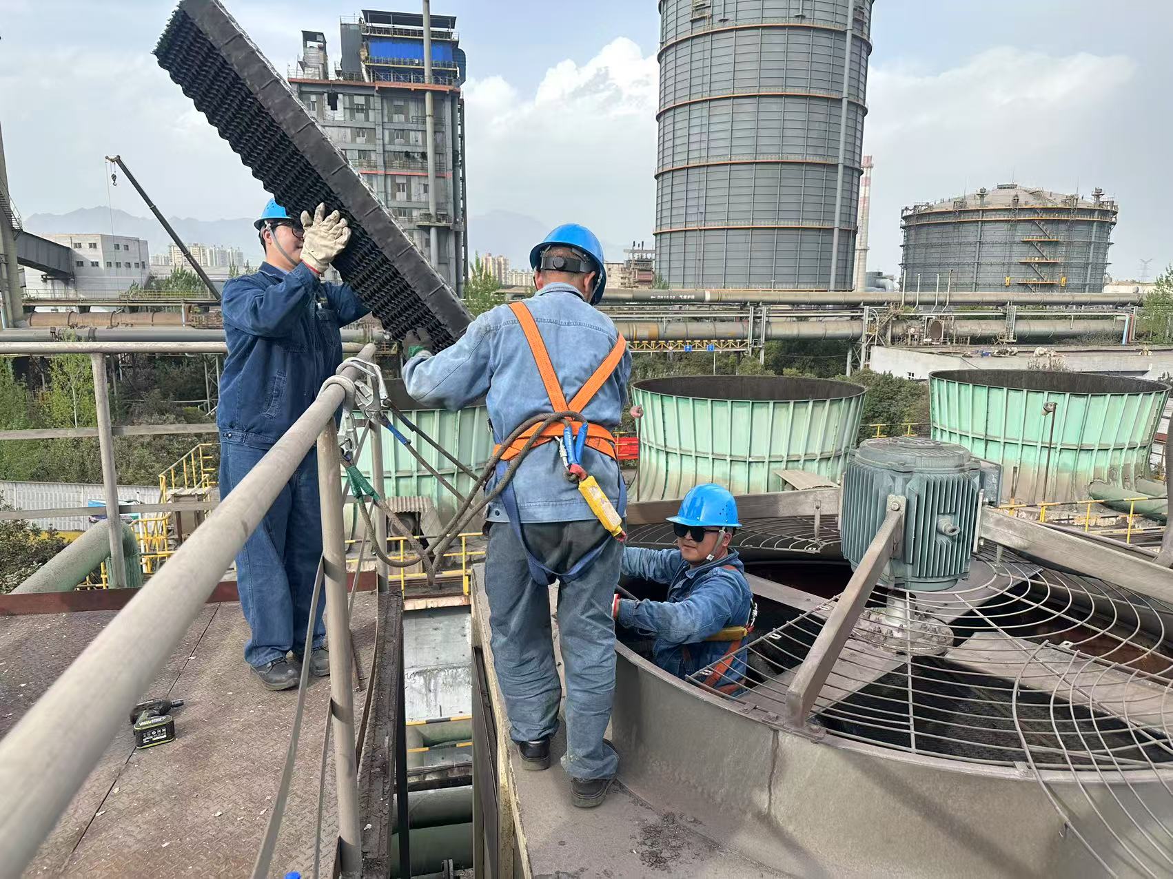 以?shī)^斗,頌春天!定格鋼城人拼搏時(shí)刻 以?shī)^斗,頌春天!定格鋼城人拼搏時(shí)刻