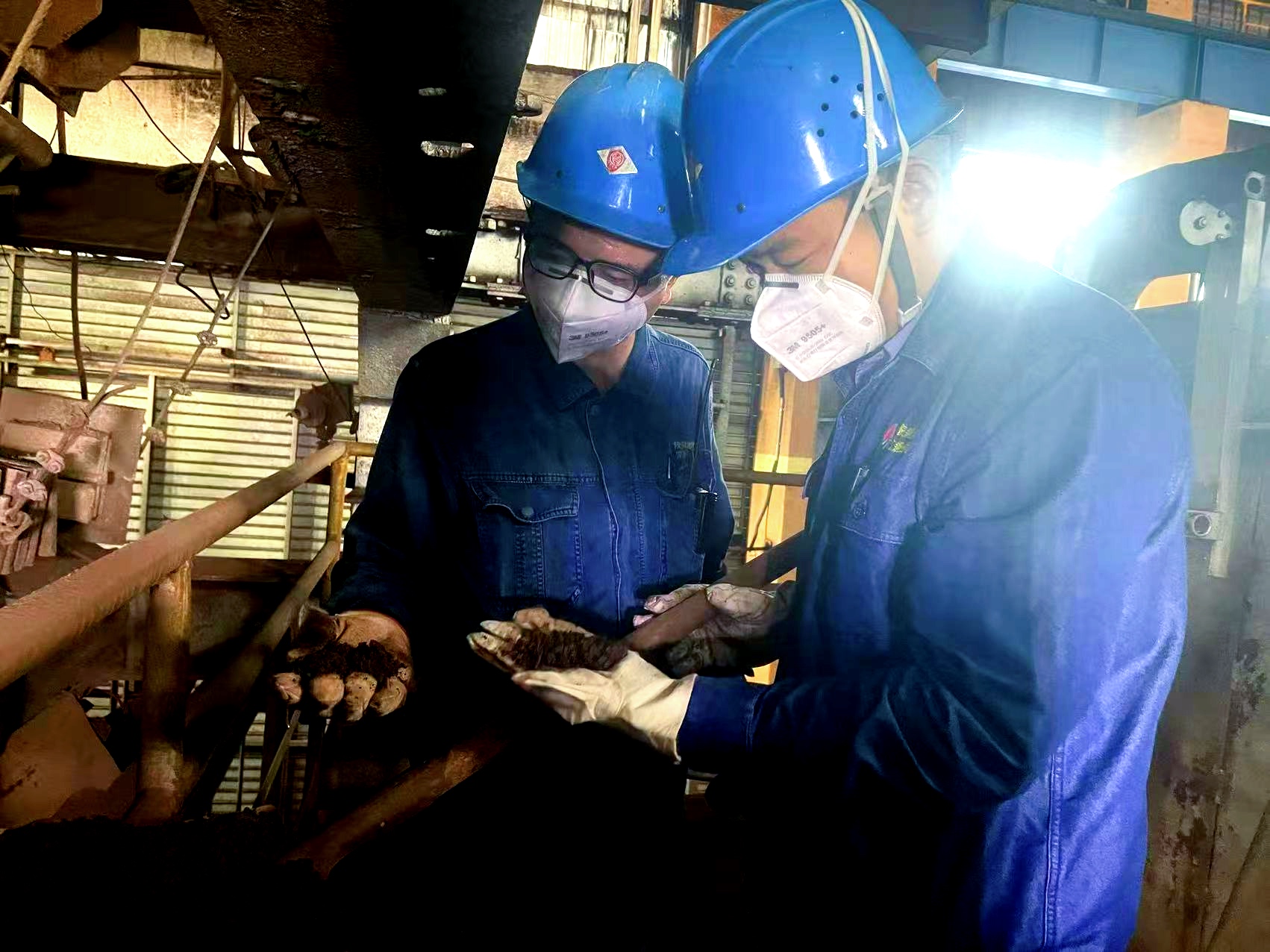 這個五一,在滾燙爐火旁“燃”起堅守 這個五一,在滾燙爐火旁“燃”起堅守