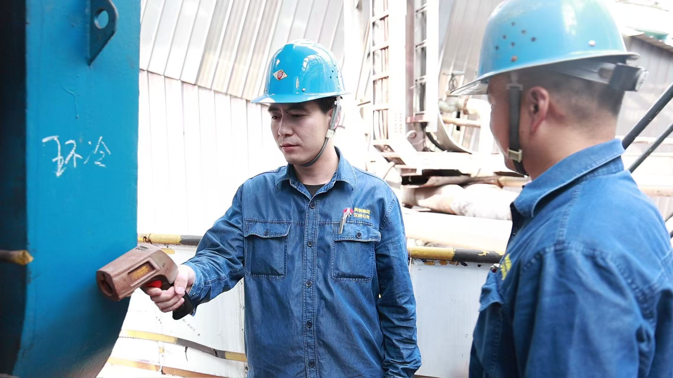 這個五一,在滾燙爐火旁“燃”起堅守 這個五一,在滾燙爐火旁“燃”起堅守