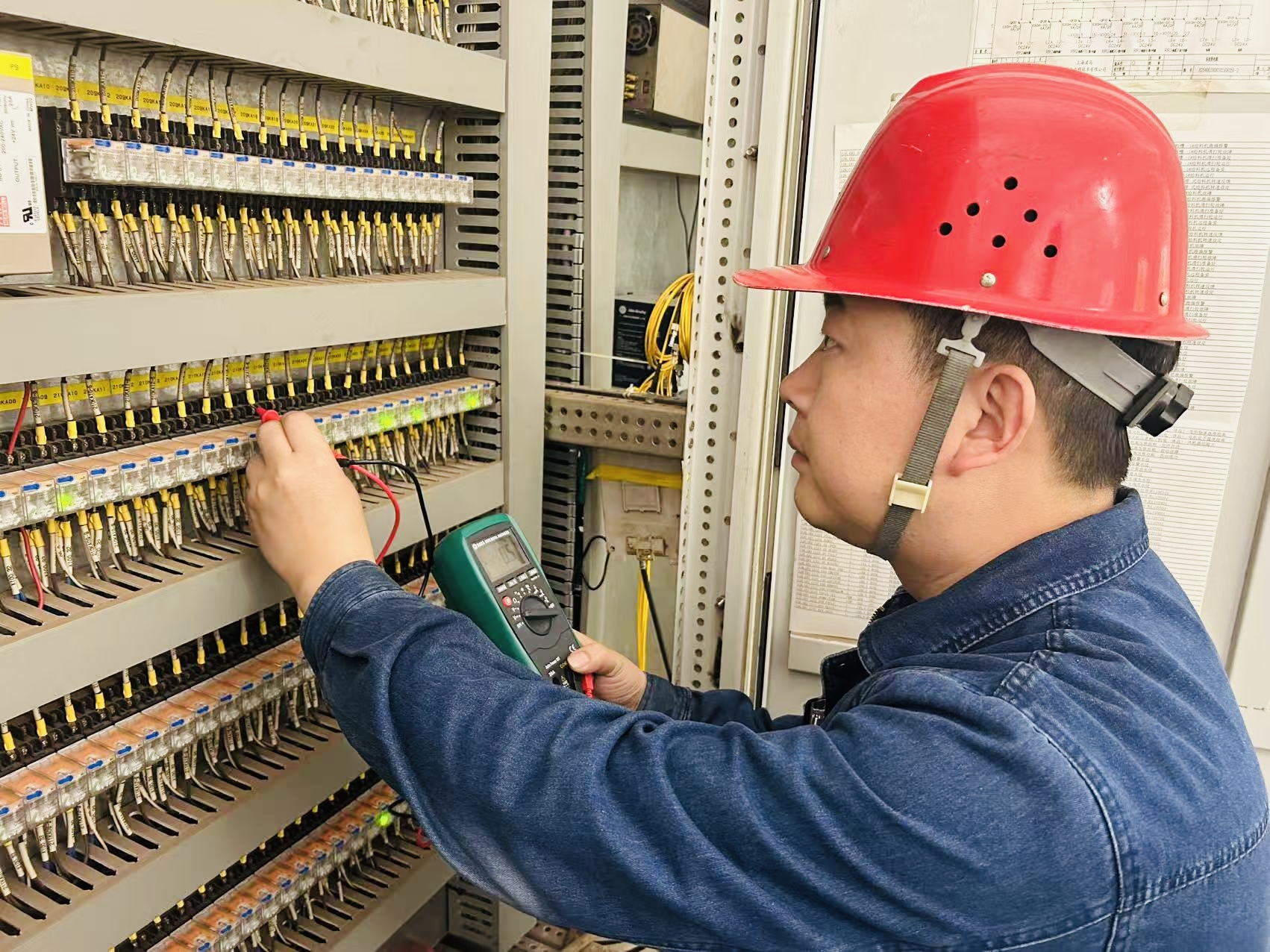 扎根維修電工15年,創新鍛造“匠人”—記第三屆“陜鋼工匠”張磊 扎根維修電工15年,創新鍛造“匠人”—記第三屆“陜鋼工匠”張磊