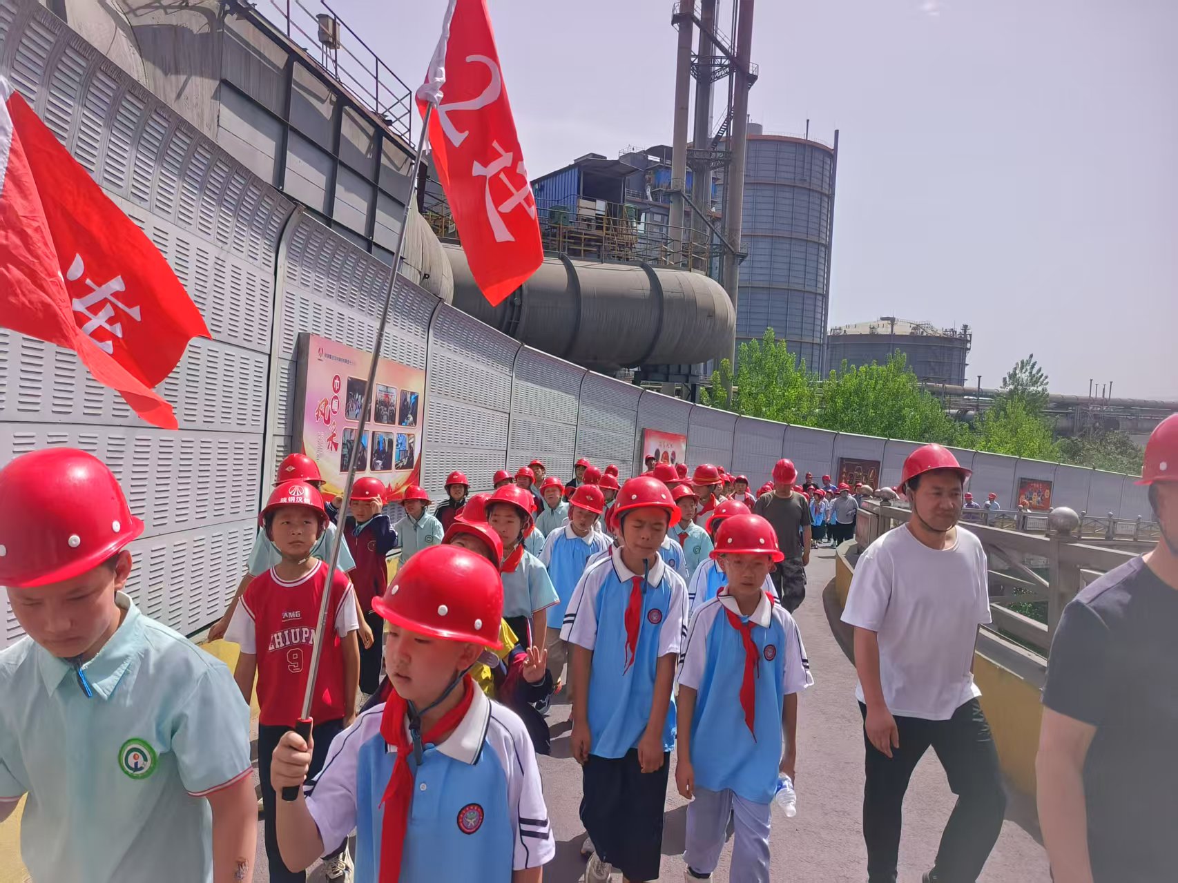 勉縣金泉鎮七十余名小學師生來漢鋼參觀研學 勉縣金泉鎮七十余名小學師生來漢鋼參觀研學