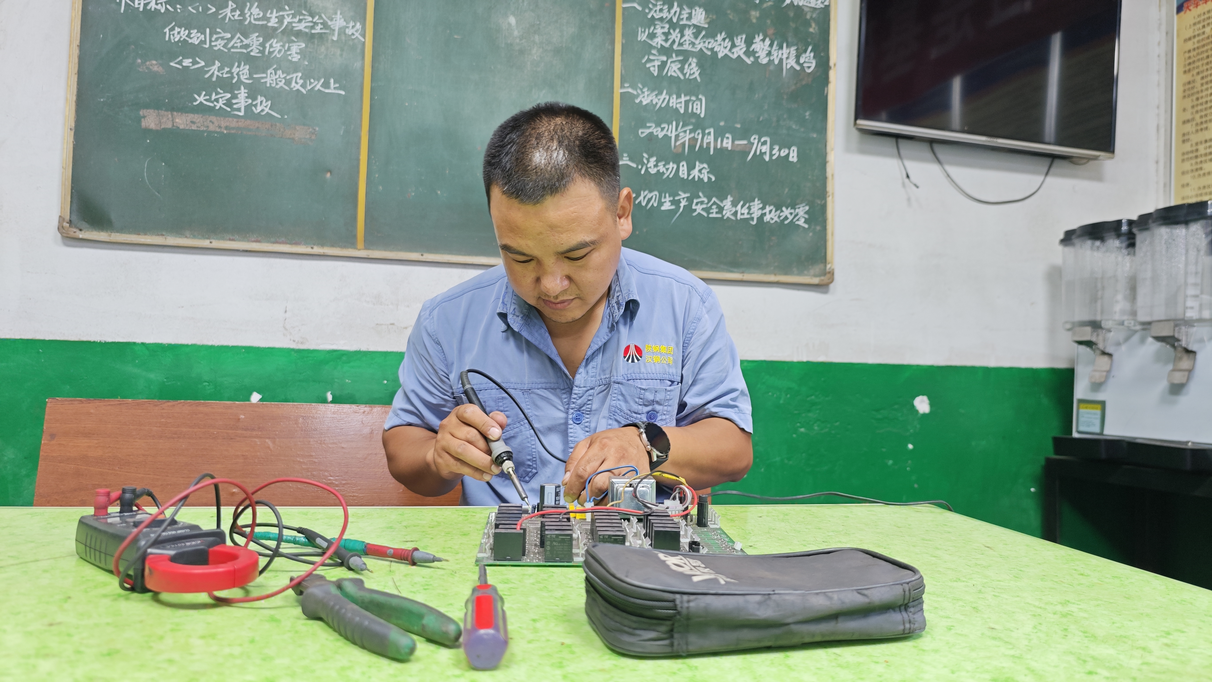 小小電工包,奏響奮進大樂章 小小電工包,奏響奮進大樂章