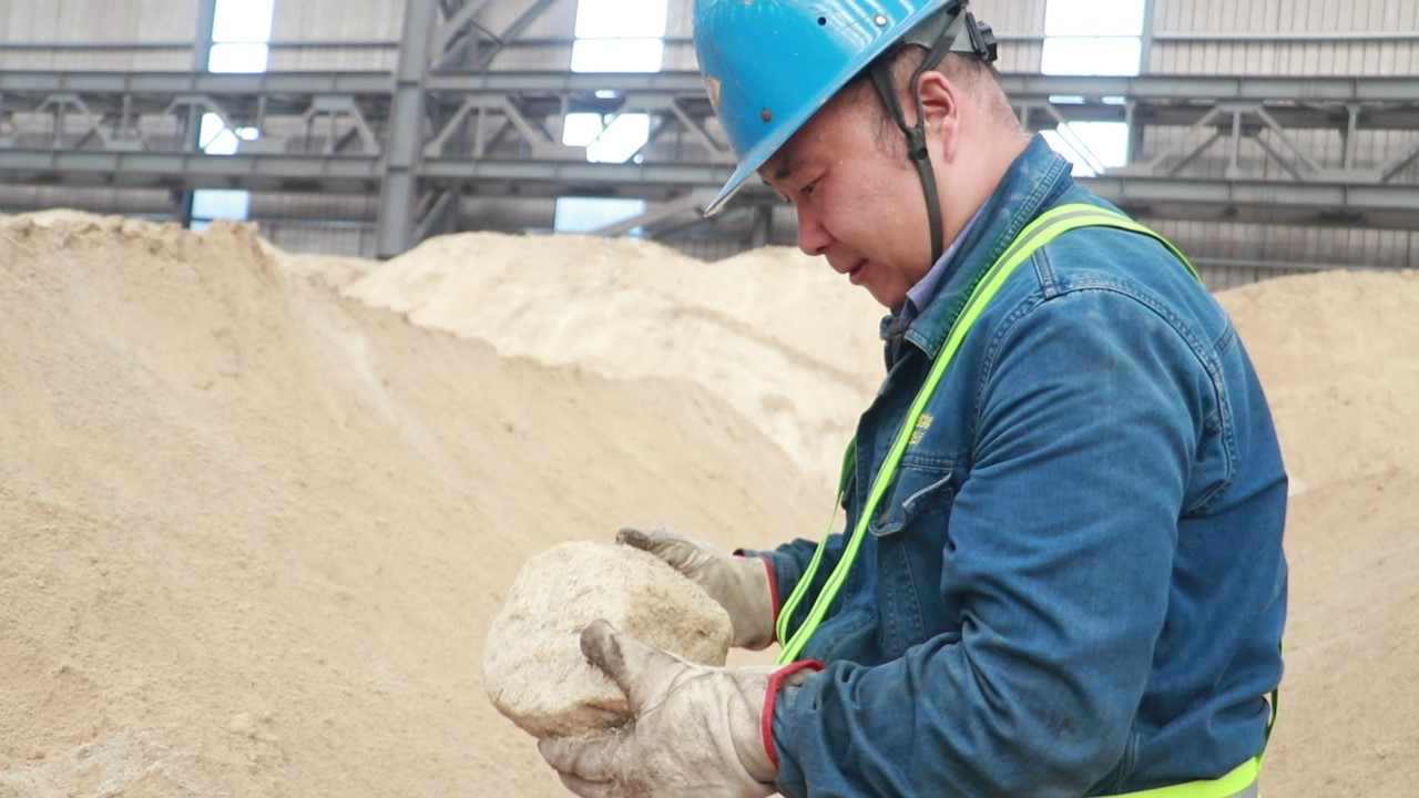 “熱”力擔當,鋼鐵人“汗”衛(wèi)生產(chǎn)線 “熱”力擔當,鋼鐵人“汗”衛(wèi)生產(chǎn)線