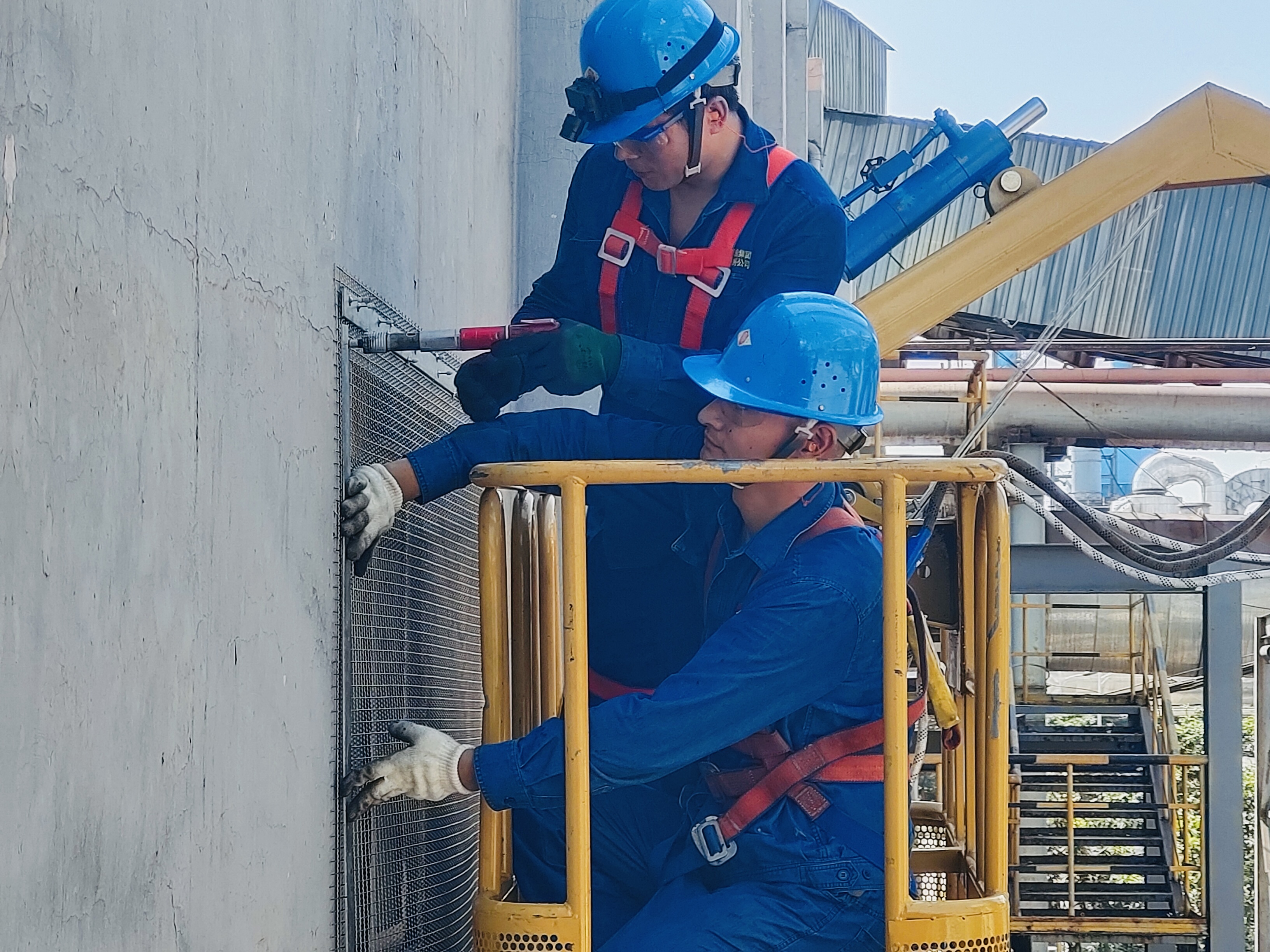 無畏“拷”驗 鋼城維修人奮戰當“夏” 無畏“拷”驗 鋼城維修人奮戰當“夏”