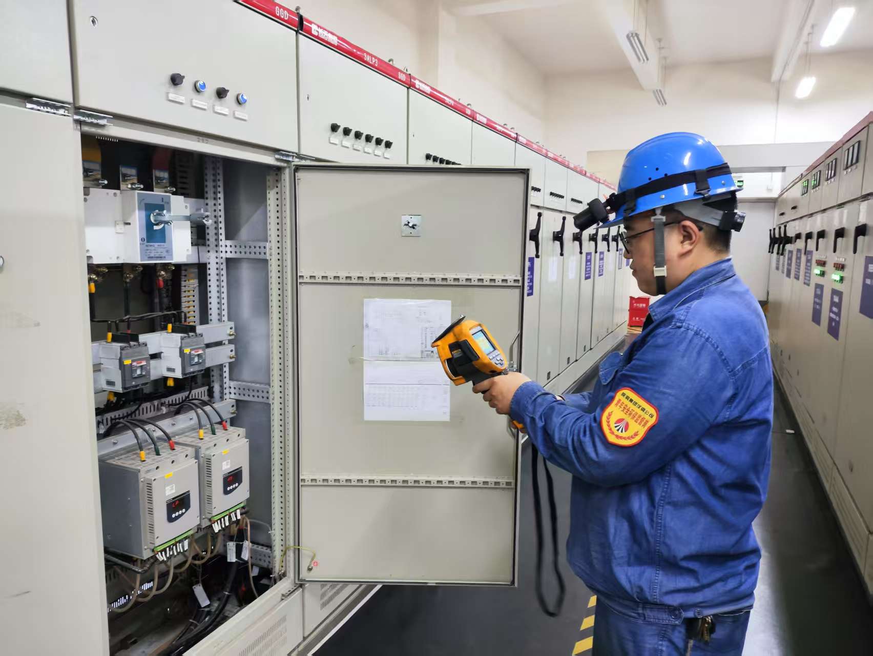 從青衿學子到“儀表大拿”:95后羅騰的成長方程式 從青衿學子到“儀表大拿”:95后羅騰的成長方程式