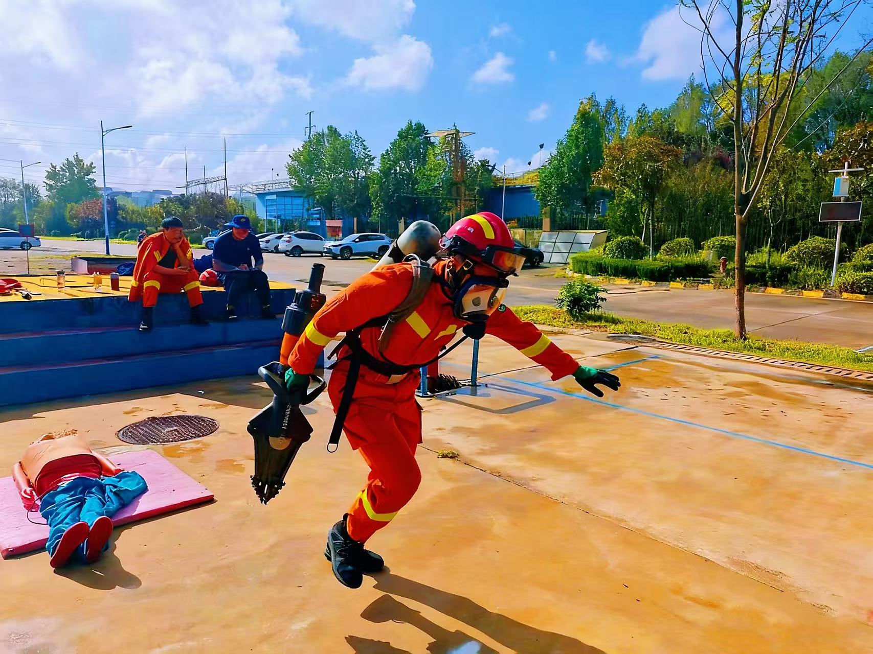 漢鋼公司專職消防隊全面打響陜煤第五屆消防救援技術(shù)比武“發(fā)令槍” 漢鋼公司專職消防隊全面打響陜煤第五屆消防救援技術(shù)比武“發(fā)令槍”