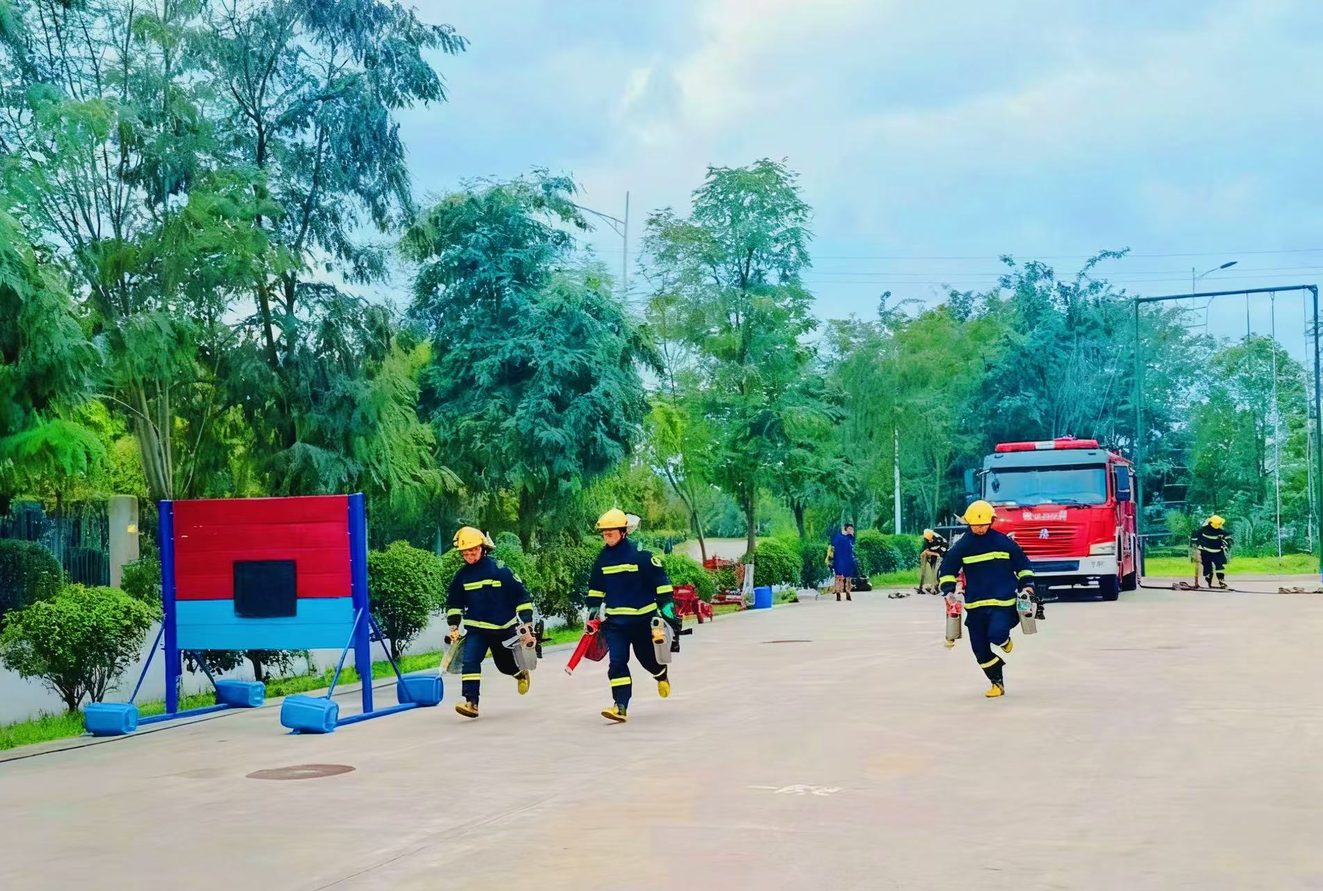 漢鋼公司專職消防隊全面打響陜煤第五屆消防救援技術(shù)比武“發(fā)令槍” 漢鋼公司專職消防隊全面打響陜煤第五屆消防救援技術(shù)比武“發(fā)令槍”