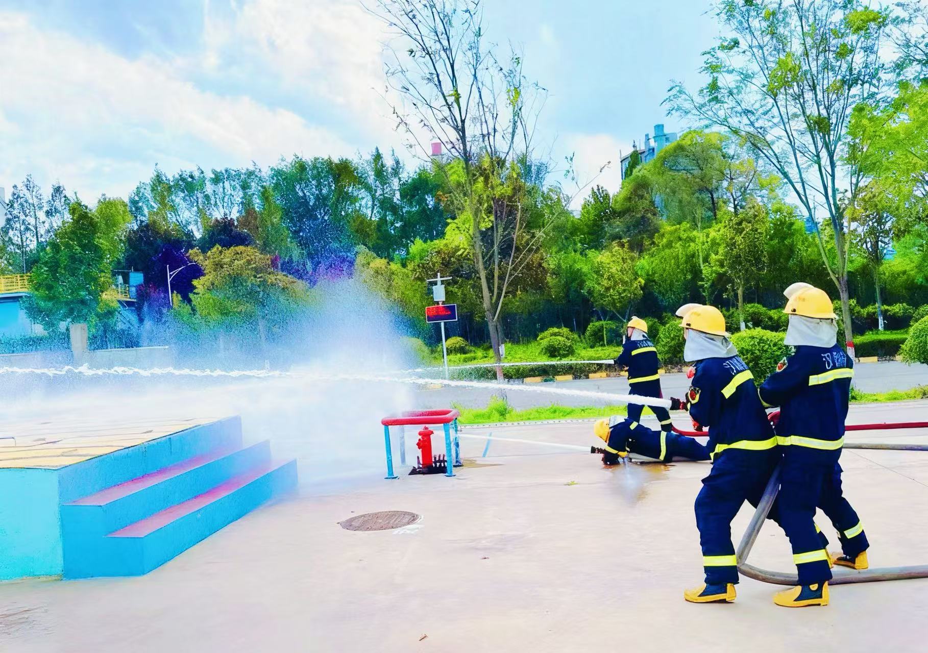 漢鋼公司專職消防隊全面打響陜煤第五屆消防救援技術(shù)比武“發(fā)令槍” 漢鋼公司專職消防隊全面打響陜煤第五屆消防救援技術(shù)比武“發(fā)令槍”