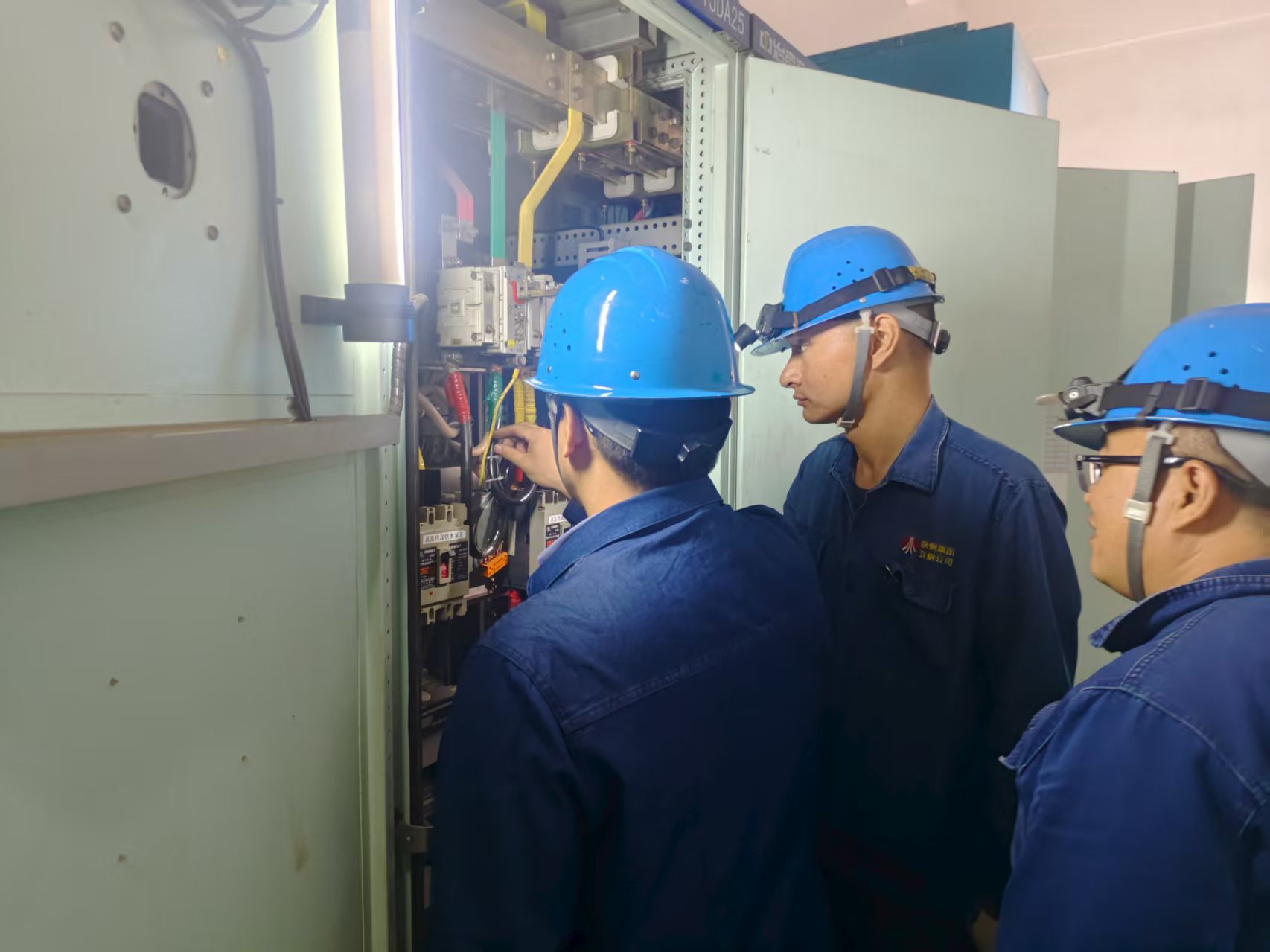 鐵火交響曲中的“電醫生” —漢鋼公司高爐電氣系統秋季檢修紀實 鐵火交響曲中的“電醫生” —漢鋼公司高爐電氣系統秋季檢修紀實