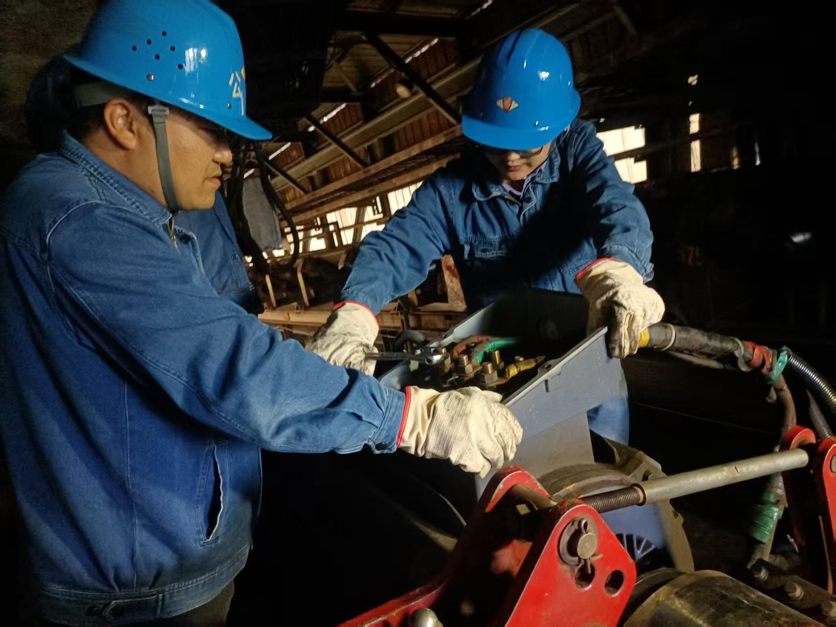 贊!為千米鋼鐵巨龍“換新衣” 贊!為千米鋼鐵巨龍“換新衣”