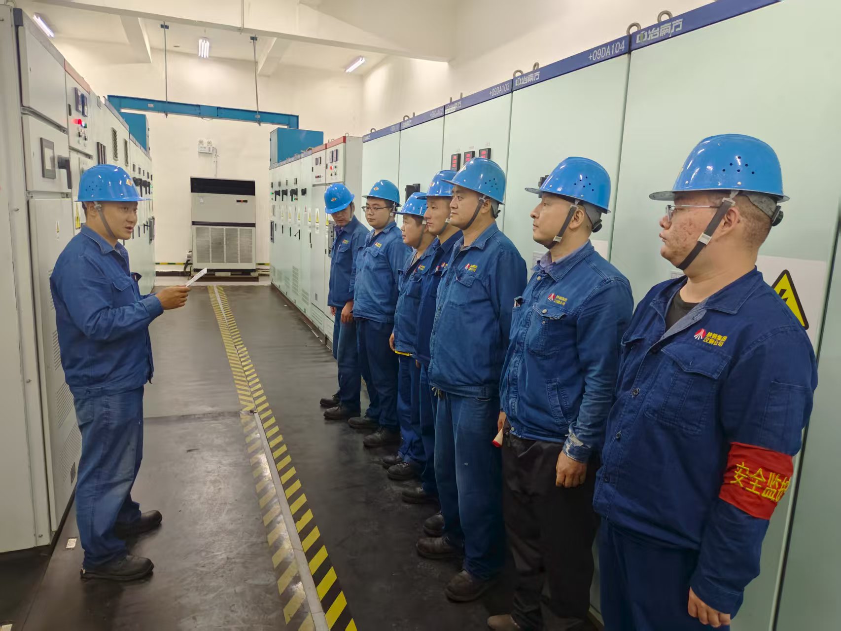 鐵火交響曲中的“電醫生” —漢鋼公司高爐電氣系統秋季檢修紀實 鐵火交響曲中的“電醫生” —漢鋼公司高爐電氣系統秋季檢修紀實