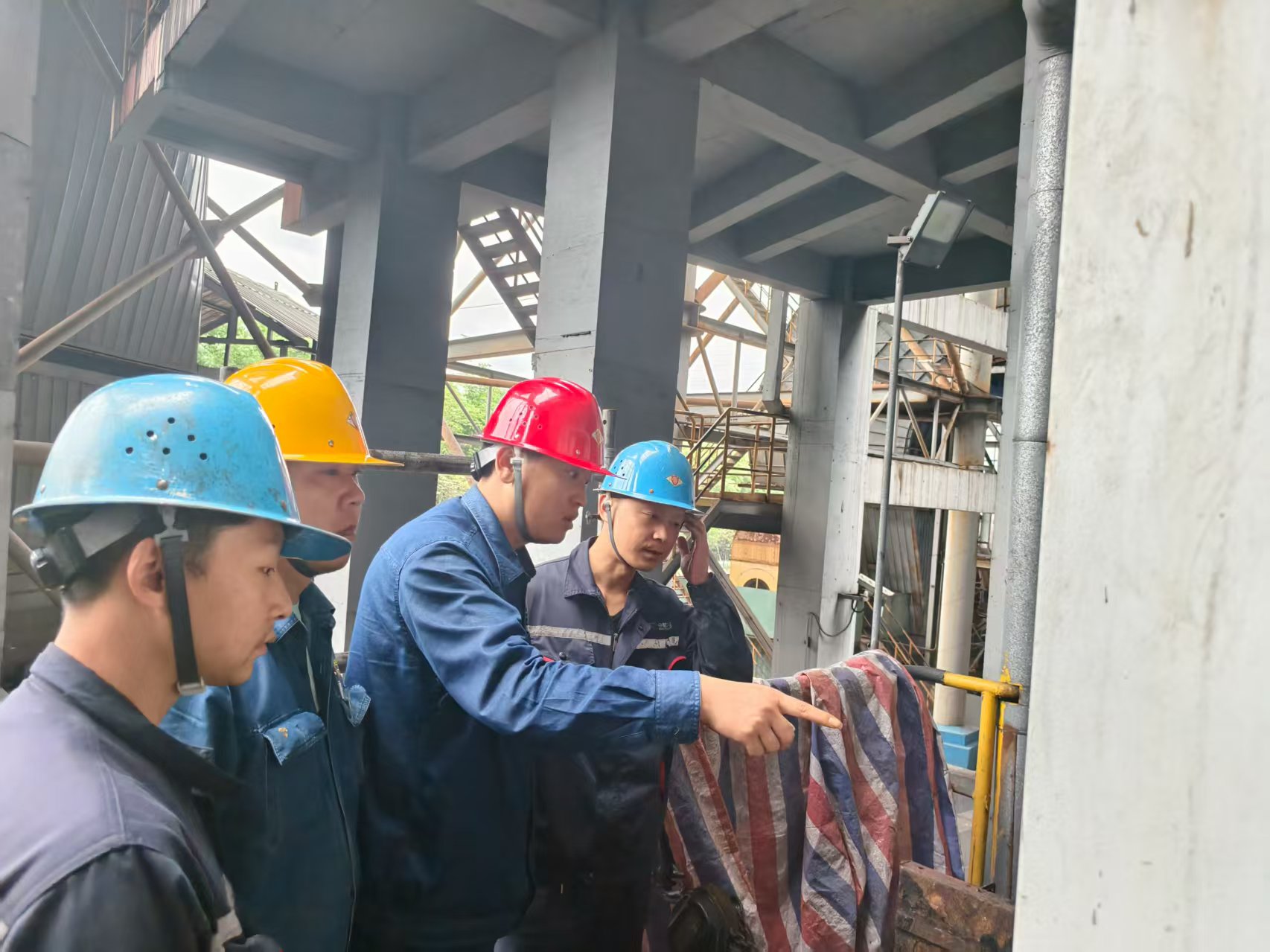 回頭看 攻難點 樹標桿 促創新——燒結廠環保提升攻堅再沖鋒 回頭看 攻難點 樹標桿 促創新——燒結廠環保提升攻堅再沖鋒