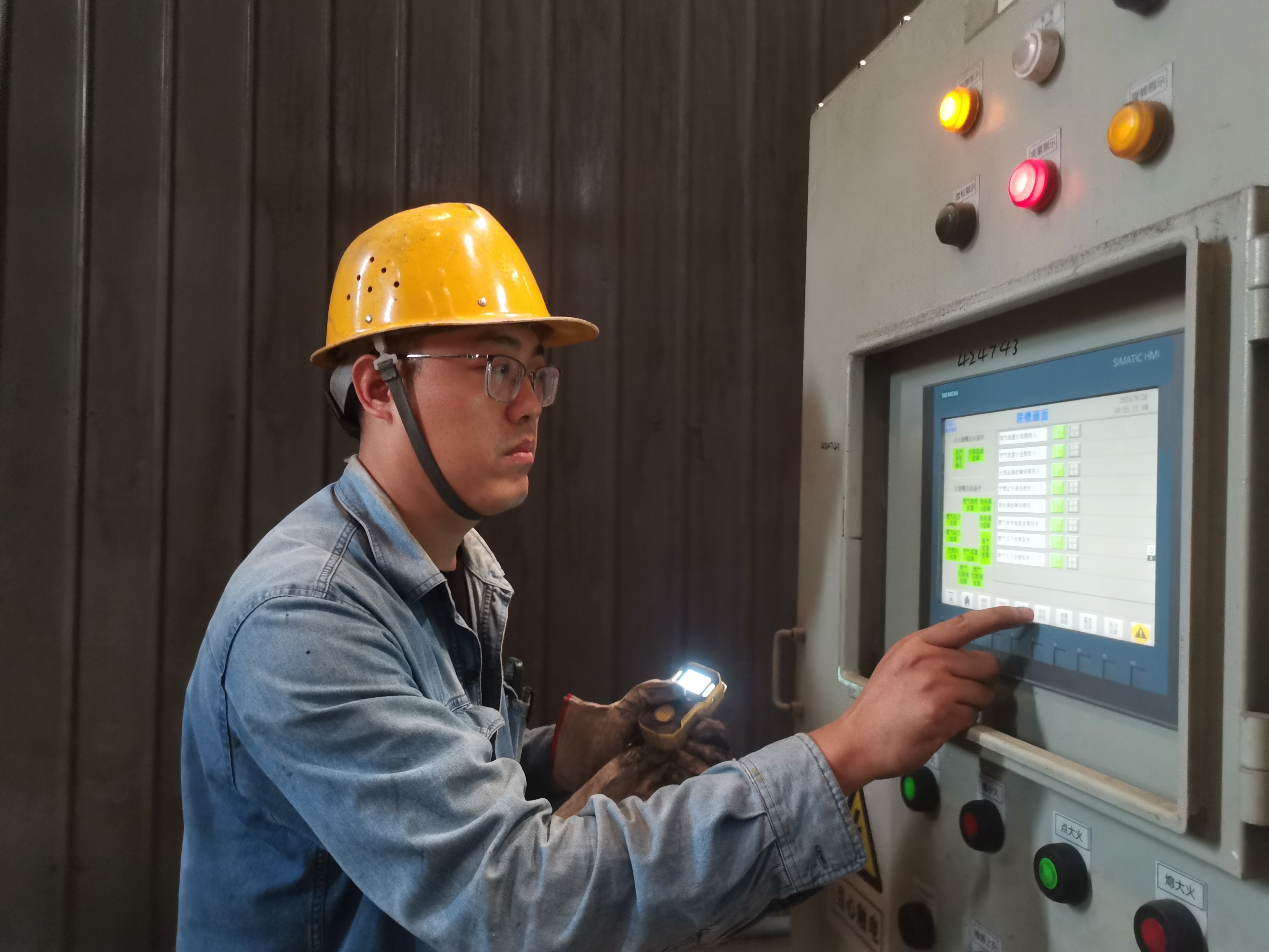 鋼花映華誕 堅守踐初心 鋼花映華誕 堅守踐初心