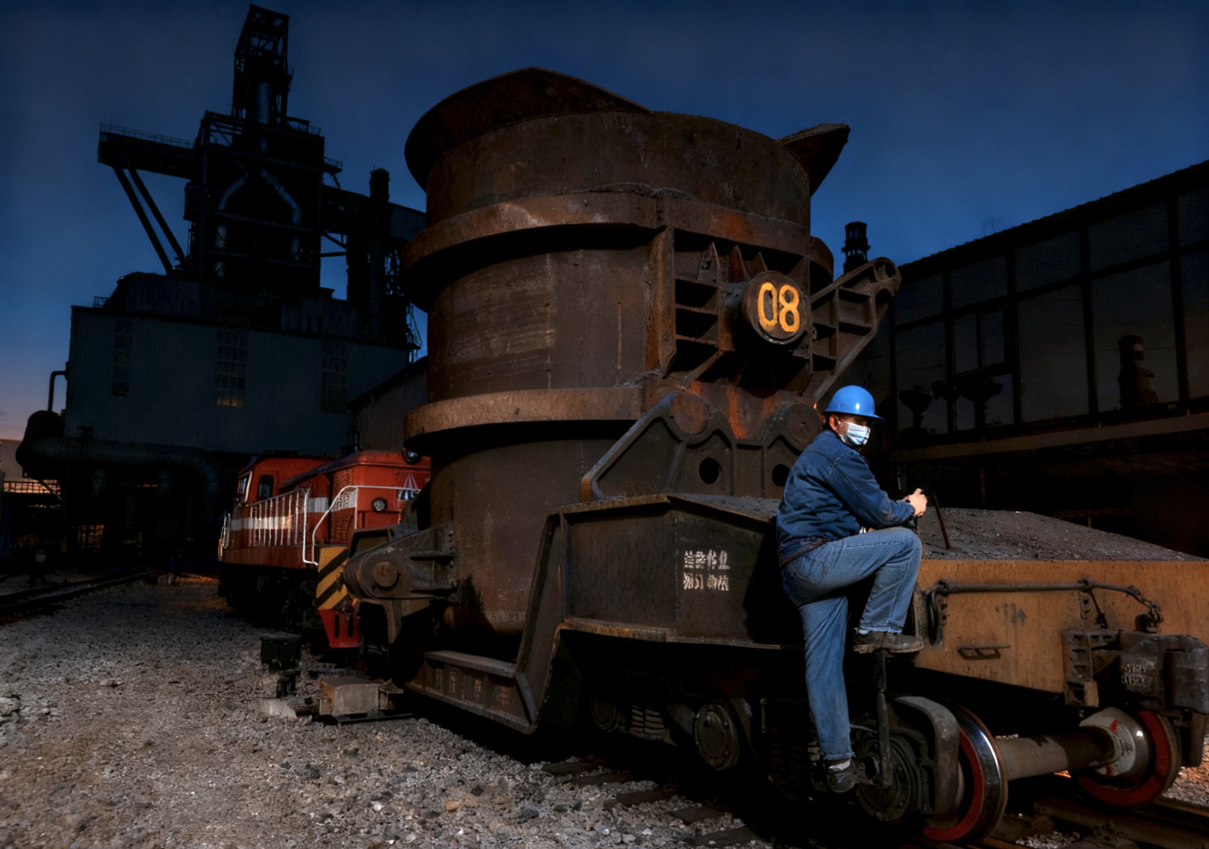 寒染初冬,他們“軌”范十足暖鋼城 寒染初冬,他們“軌”范十足暖鋼城