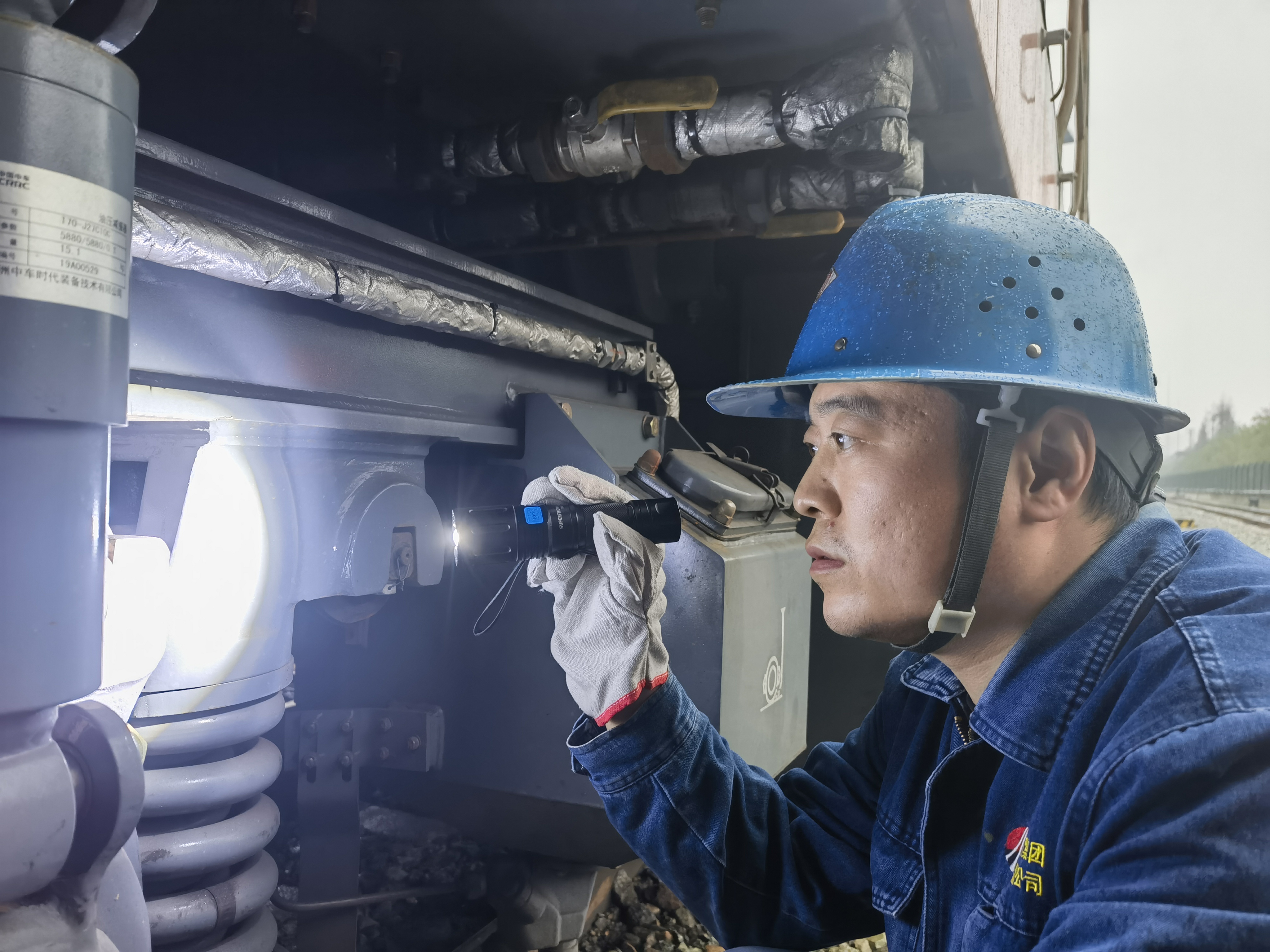 寒染初冬,他們“軌”范十足暖鋼城 寒染初冬,他們“軌”范十足暖鋼城