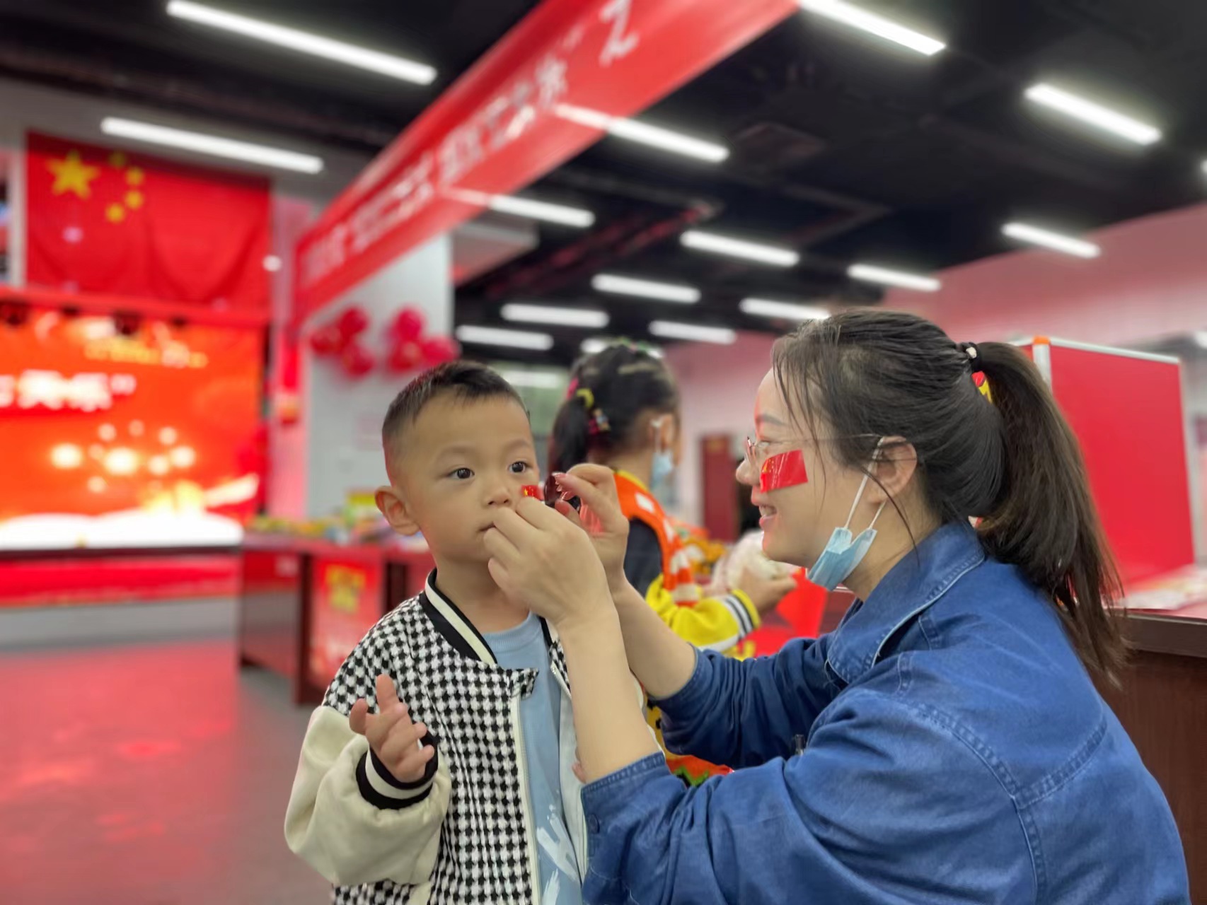 我身邊的黨務(wù)“多面手” 我身邊的黨務(wù)“多面手”