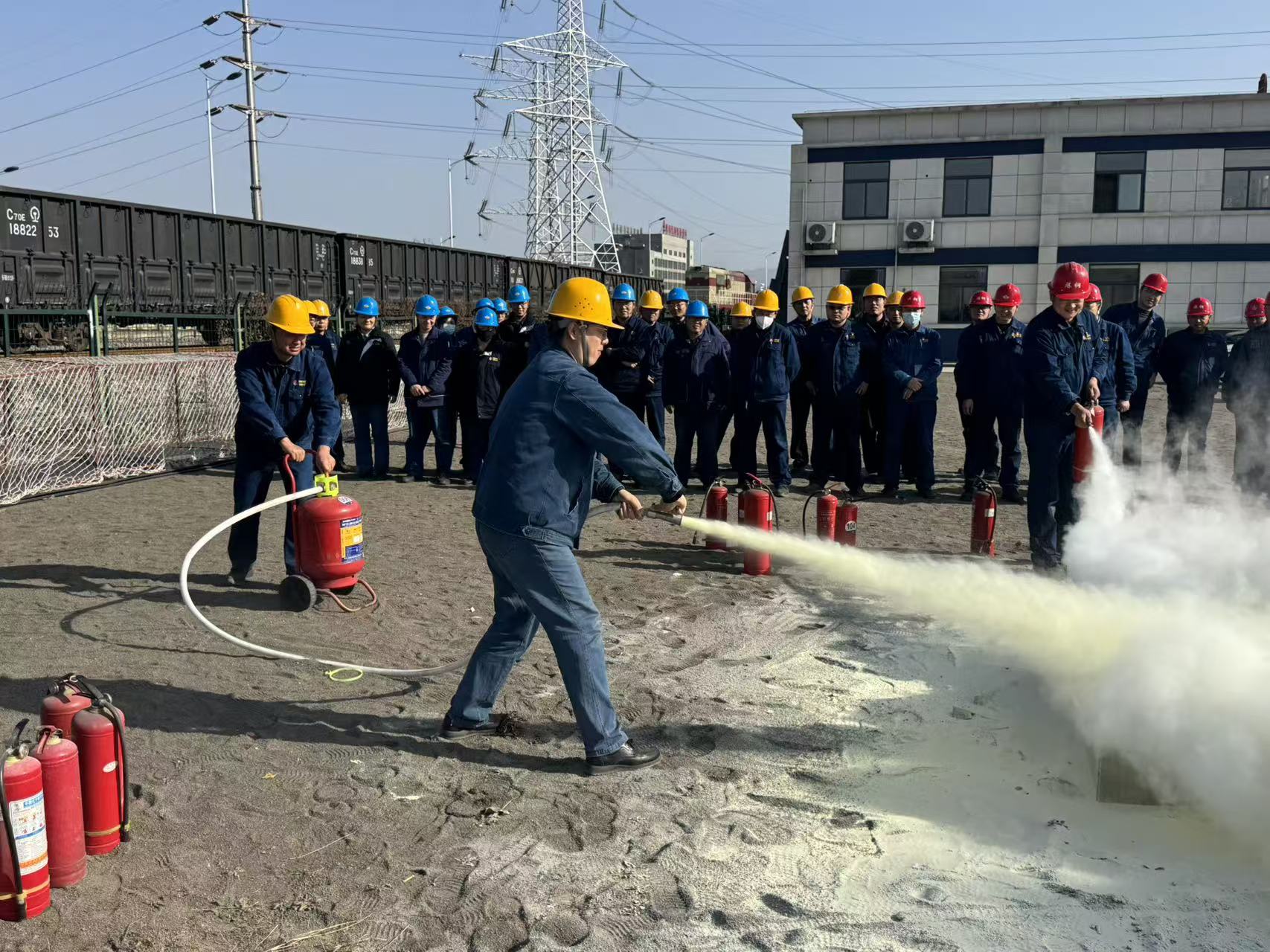 應急培訓“充電” 安全防線“加碼”--漢鋼公司消防宣傳月培訓紀實 應急培訓“充電” 安全防線“加碼”--漢鋼公司消防宣傳月培訓紀實