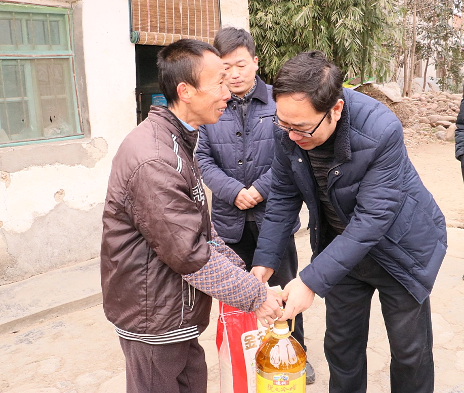 武軍強(qiáng)一行到勉縣黃羅營村扶貧慰問 武軍強(qiáng)一行到勉縣黃羅營村扶貧慰問