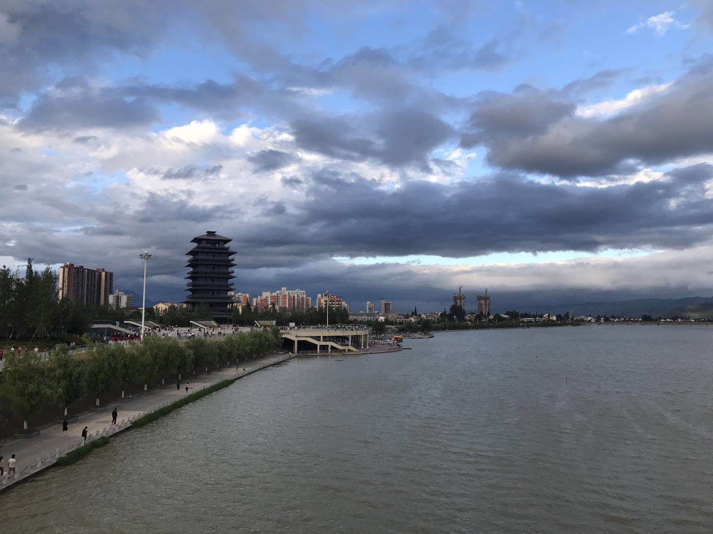 【鋼城文苑】涼風習習，盛夏依舊