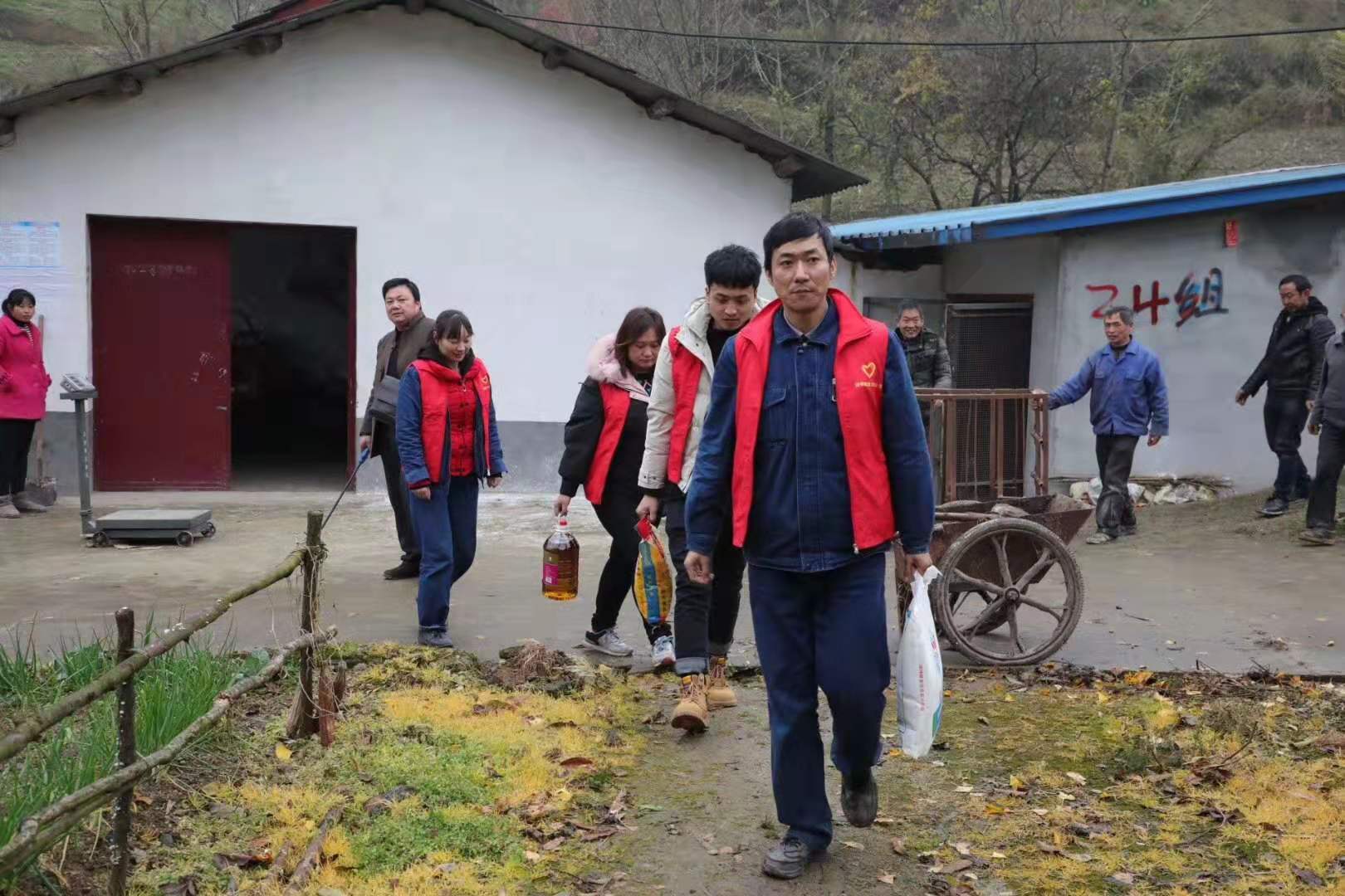 【團(tuán)情動態(tài)】陜鋼漢鋼青年文明號開展“青春扶貧 愛心暖冬”活動 【團(tuán)情動態(tài)】陜鋼漢鋼青年文明號開展“青春扶貧 愛心暖冬”活動