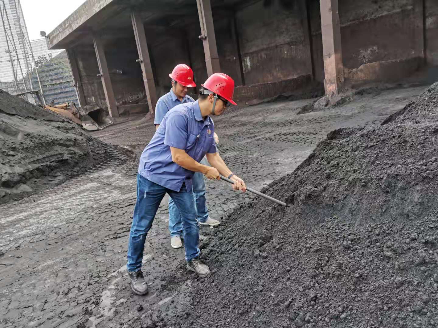 【先進風采】默默奉獻不言苦,愛崗敬業有擔當 ——陜鋼集團優秀共產黨員 馬鋒 【先進風采】默默奉獻不言苦,愛崗敬業有擔當 ——陜鋼集團優秀共產黨員 馬鋒